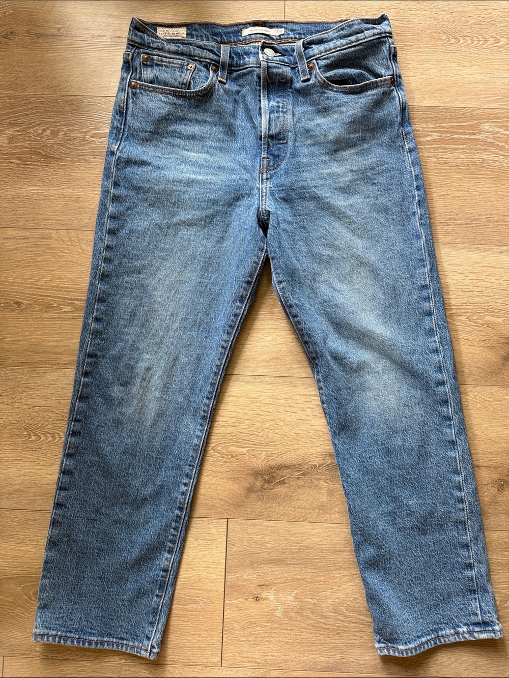 Levi’s Wedgie Straight Jeans in Mid Blue Wash